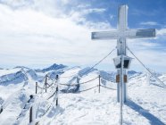 Austria, Salzburg, Stubach, cross at Kitzsteinhorn peak — Stock Photo