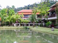 Таиланд, Chang Wat Phang-nga, Tambon Khuekkhak, Laguna Resort with hotel facility by the pond in green nature — стоковое фото