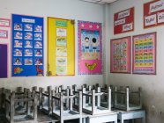 Tailândia, Chang Wat Phang-nga, Tambon Khuekkhak, sala de aula de uma escola em Takuapa — Fotografia de Stock