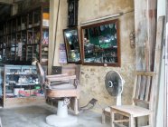 Alte Einrichtung eines Friseursalons in takua pa, tambon khuekkhak, chang wat phang-nga, Thailand — Stockfoto