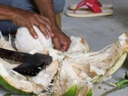 Thailand, chang wat phang-nga, tambon khuekkhak, öffnung einer Kokosnuss — Stockfoto