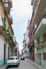 Cuba, Havana, cars in the streets of Old Havana — Stock Photo