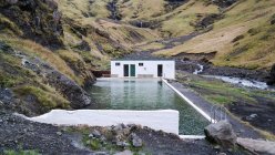 Islande, Sulurland, ancien bain isolé Seljavallalaug — Photo de stock