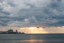 Cuba, La Habana, puesta de sol en el mar, Malecón de La Habana - foto de stock