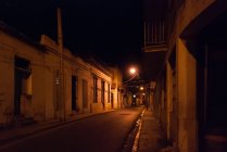 Куба, ночі алея в Камагуей, зосередитися на передньому плані — стокове фото