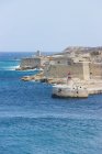 Malta, Il-Kalkara, em frente ao Forte St. Elmos é um farol que marca o fim da entrada do porto de Valetta — Fotografia de Stock