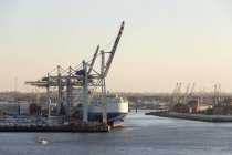 Germania, Amburgo, navi nel porto della città — Foto stock
