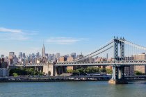 USA, New York, Kings County, view of the Manhatten Bridge with Empire State Building in the background — Stock Photo