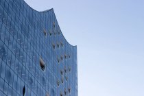 Vista sobre fachada de vidrio de Philharmonie, Hamburgo, Alemania - foto de stock