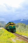 США, Аляска, Скагуэй, Поезд Уайт Пасс добирается до гор в Канаду — стоковое фото