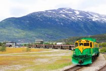 EE.UU., Alaska, Skagway, El tren White Pass hace su camino a las montañas a Canadá - foto de stock
