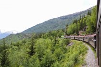 EUA, Alasca, Skagway, o trem White Pass faz o seu caminho para as montanhas para o Canadá — Fotografia de Stock