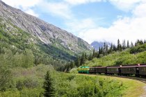 США, Аляска, Skagway, білих перевалу поїзд вносить свій шлях у горах в Канаду — стокове фото
