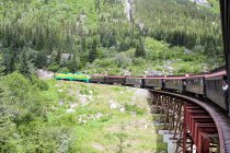 USA, Alaska, Skagway, The White Pass train makes its way to the mountains to Canada — Stock Photo