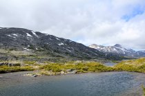 Estados Unidos, Alaska, Skagway, Lago y montañas de naturaleza salvaje de Alaska - foto de stock