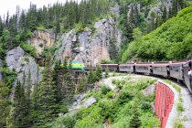 USA, Alaska, Skagway, The White Pass train makes its way to the mountains to Canada — Stock Photo