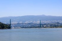 Canadá, Columbia Británica, Vancouver, Stanley Park, vista del puente Lions Gate por mar - foto de stock