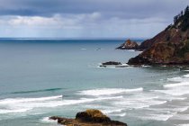 США, Орегон, арка мис, мальовничі rocky вид на море в moody погоди по шосе 101 — стокове фото