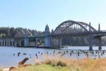 Estados Unidos, Oregon, Rockaway Beach, vista del puente metálico - foto de stock