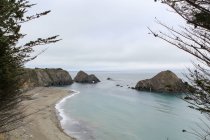 États-Unis, Californie, Eureka, Highway 101, Paysage marin pittoresque avec des rochers au bord de la mer — Photo de stock