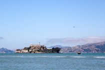 États-Unis, Californie, San Francisco, Attractions Histoire Vue lointaine de la prison d'Alcatrac de jour — Photo de stock