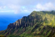 USA, Hawaii, Kapaa, La valle del Kalalau panoramico paesaggio montano con vista mare sullo sfondo — Foto stock