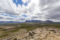 Malerischer Blick auf die isländische Landschaft mit blauem bewölkten Himmel — Stockfoto
