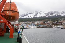 Argentina, Tierra del Fuego, Ushuaia, vista do navio Ushuaia para a cidade de Ushuhaia em tempo nevoeiro frio — Fotografia de Stock