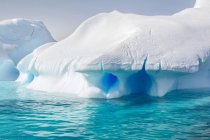Antarktis, kristallklares blaues Wasser und schneebedeckte Klumpen — Stockfoto