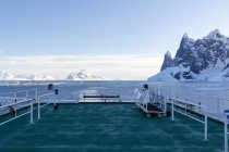 Antártica, Décimo navio e paisagem marinha do pólo sul com geleiras — Fotografia de Stock
