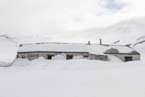 Антарктида, заброшенное здание на острове Обман в снегу — стоковое фото
