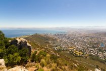 África do Sul, Cabo Ocidental, Cidade do Cabo vista aérea do Parque Nacional da Montanha Mesa, paisagem urbana pela costa do oceano em sol — Fotografia de Stock
