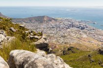 Южная Африка, Западный Кейп, Кейптаун, вид с воздуха из национального парка Стол Маунтин, город на берегу океана в лучах солнца — стоковое фото