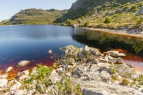 África do Sul, Cabo Ocidental, Cidade do Cabo, caminhadas no Parque Nacional da Montanha da Mesa, paisagem de montanhas naturais com lago — Fotografia de Stock