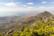 Sudafrica, Western Cape, Città del Capo vista aerea dal Table Mountain National Park, paesaggio urbano dalla costa dell'oceano sotto il sole — Foto stock
