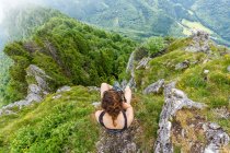 Vista aérea da mulher desfrutando de uma vista pitoresca das montanhas, Salzburgo-Terra, Salzburgo, Áustria — Fotografia de Stock