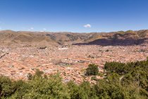 Peru, Qosqo, Cusco, Miradouro na cidade de Cusco, paisagem urbana de aproximadamente entre montanhas — Fotografia de Stock