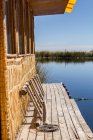 Perú, Puno, Puno, cabaña de madera en el lago Titikaka - Isla de los Uros - foto de stock