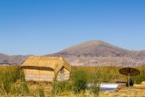 Perú, Puno, Puno, cabañas rurales junto al lago Titikaka en la isla de Uros - foto de stock