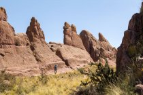 Randonneur solitaire sur les rochers d'Amaru Meru, El Collao, Puno, Pérou — Photo de stock