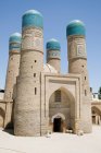 Uzbekistán, Bujará, Coro Menor edificio tradicionalmente decorado con adornos en el sol brillante - foto de stock