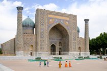 Madrasa at registan, samarkand, usbekistan - 6. Juni 2017: spaziergänger durch madrasa — Stockfoto