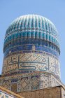 Uzbekistan, Madrasa at Registan in Samarkand, dome decorated with traditional ornaments of tiles — Stock Photo