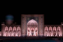 Узбекистан, Самарканд, Медресе в Регистане в Самарканде освещены ночью — стоковое фото