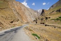 Tayikistán, conducir por carretera en las montañas de Wakhan Valle por el río Panj - foto de stock