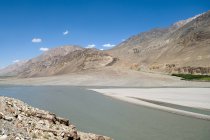 Tadschikistan, breiter Fluss vor den Bergen — Stockfoto