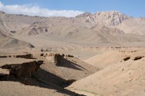 Tagikistan, Una terra desolata a Pamir, paesaggio montuoso deserto — Foto stock