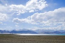 Tayikistán, El paisaje escénico del lago Karakol en un día soleado - foto de stock