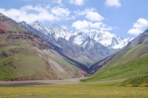 Paisagem do vale entre montanhas nas fronteiras do Tajique e do Quirguistão, Tajiquistão — Fotografia de Stock