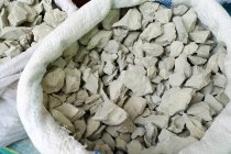 Kirghizistan, Osh region, Osh, market scene on Big Bazaar in Osh avec des pierres calcaires en sac — Photo de stock